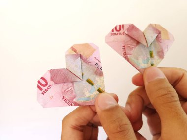 Ambarawa, Endonezya - 10 Ekim 2023 Endonezya parası kalp şeklinde. Eşle paylaşılan fatura için illüstrasyon