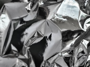 Gümüş yaprak arka plan ile parlak buruşuk pürüzlü yüzeye ince levha