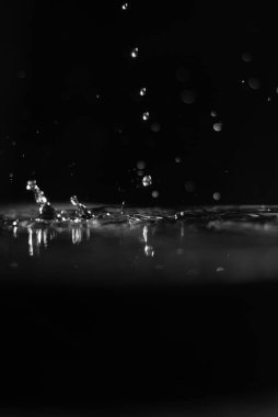 Siyah arkaplanda su damlası