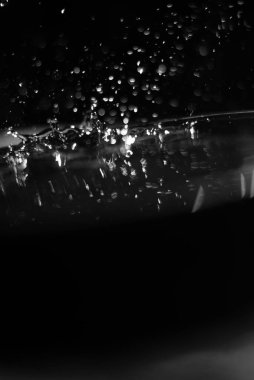 Siyah üzerine su damlalarının soyut arkaplanı