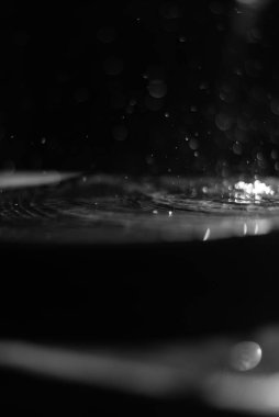 Siyah arkaplanda su damlaları