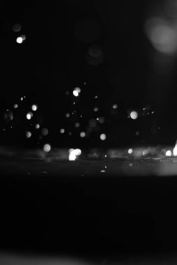 Güneş ışığındaki su damlalarına bak