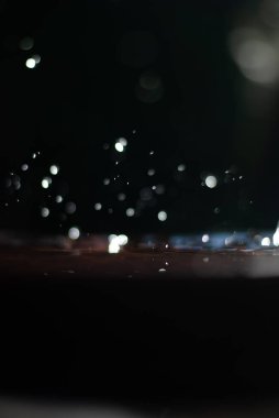 Güneş ışığındaki su damlalarına bak