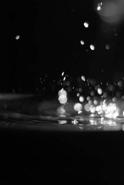 Güneş ışığı altında su damlaları