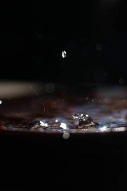 Güneş ışığı altında su damlaları