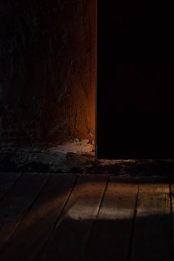 Boş ahşap masa ve bir kadeh şarap.