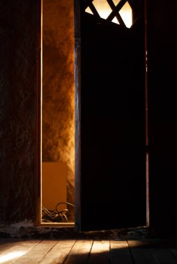 Güneş ışığı olan boş bir oda