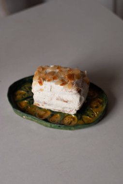 Bir parça beyaz çikolatalı pastaya yaklaş.