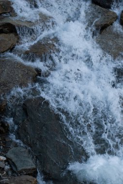 Dağlardaki nehrin güzel manzarası