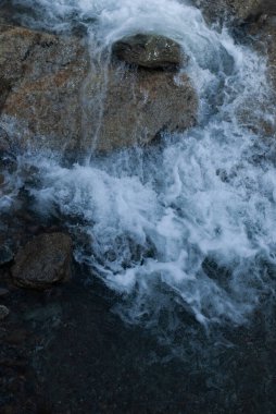 Dağlardaki nehrin güzel manzarası