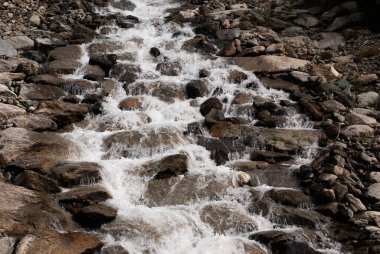 Dağlarda güzel bir şelale