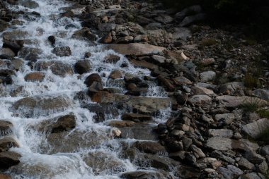 Dağlardaki nehrin güzel manzarası
