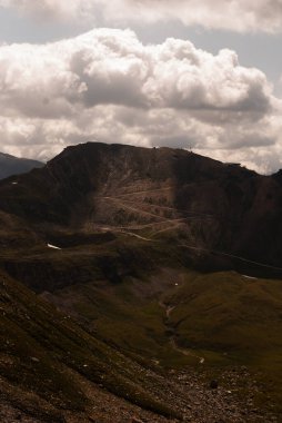 Dağlardaki dağ manzarası
