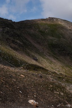 Bir dağ ve gölü olan güzel bir manzara.