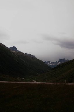 Dağları ve bulutları olan güzel bir manzara
