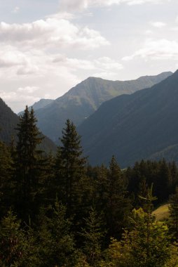 Dağları ve bulutları olan güzel bir manzara