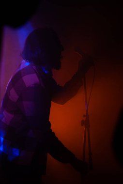 Sahnede mikrofonlu genç adam