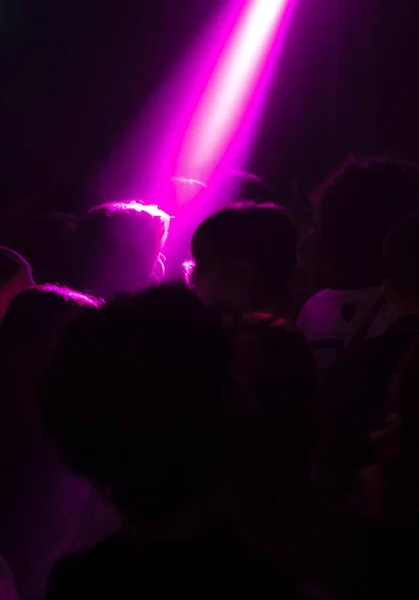 Kalabalıklı Bir Konserin Bulanık Arkaplanı — Stok fotoğraf