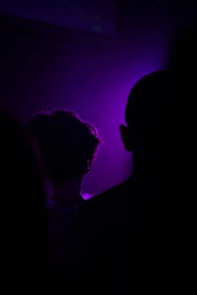 Silhouette Homme Dans Une Boîte Nuit — Photo