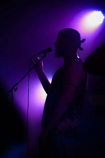 Jovem Mulher Cantando Com Microfone Palco — Fotografia de Stock