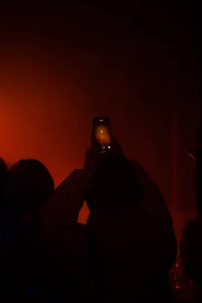 Silhouette Eines Mannes Mit Telefon Auf Dem Hintergrund Eines Nachtclubs — Stockfoto