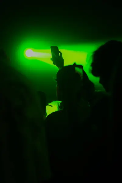 Menschen Konzert Grünen Licht — Stockfoto