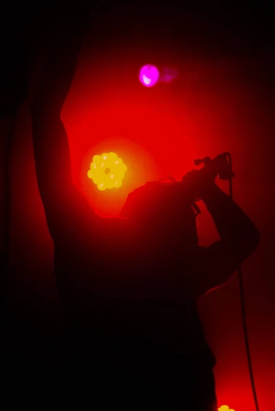 Silhouet Van Een Man Met Microfoon Achtergrond Van Zonsondergang — Stockfoto