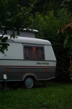 Yolda küçük bir otobüs.