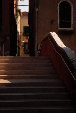 Şehirdeki binanın manzarası