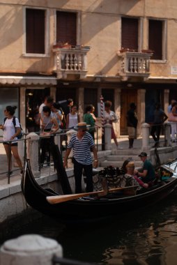 Venedik, İtalya dolaylarında Eylül 2018: Hoi şehrindeki kanalda turistler,