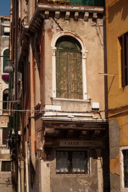 Venedik, İtalya-yuvarlak eylül 2017: Roma 'nın eski şehrindeki cadde