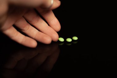 Hap tutan bir elin yakınına.