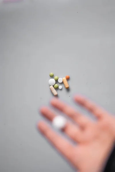 Nahaufnahme Einer Person Mit Einer Pille Und Einer Tablette — Stockfoto