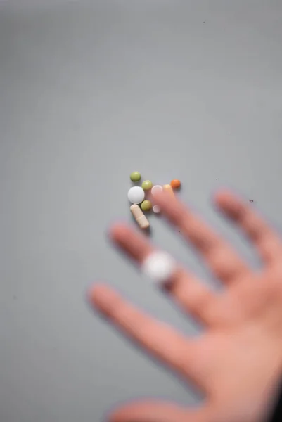 Χέρι Κρατώντας Ένα Χάπι Λευκό Φόντο — Φωτογραφία Αρχείου