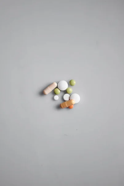 Białe Tabletki Szklanym Słoiku Szarym Tle — Zdjęcie stockowe
