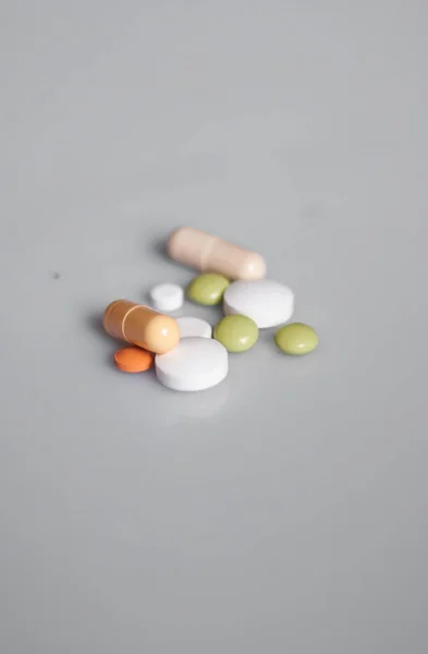 Fehér Tabletták Egy Üveg Üveg Szürke Háttér — Stock Fotó