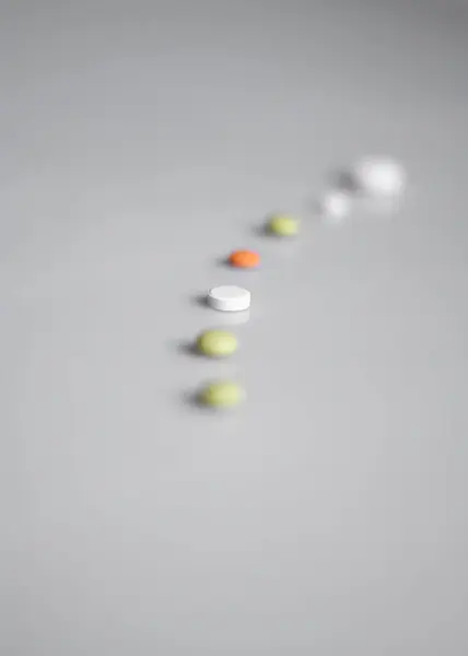 Pílulas Uma Linha Fundo Branco — Fotografia de Stock