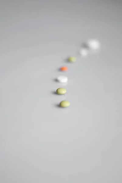 Tabletták Egy Üveg Üveg Fehér Háttér — Stock Fotó