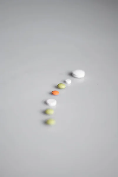 Pilules Dans Bocal Verre Sur Fond Blanc — Photo