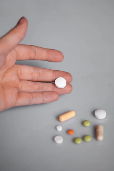 Kéz Gazdaság Egy Tabletta Fehér Háttér — Stock Fotó