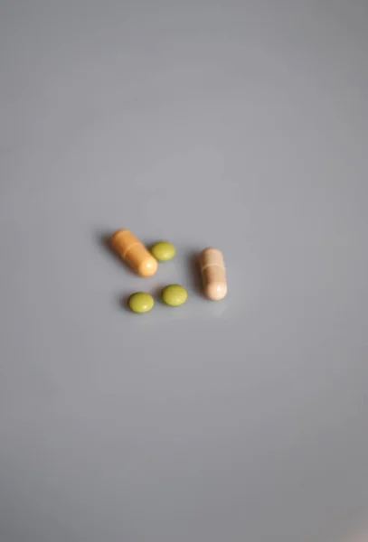 Tabletták Kapszulák Fehér Alapon — Stock Fotó