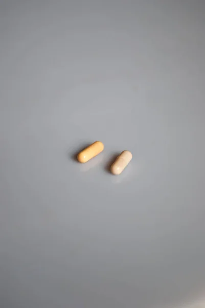 Pilulky Skleněné Sklenici Bílém Pozadí — Stock fotografie
