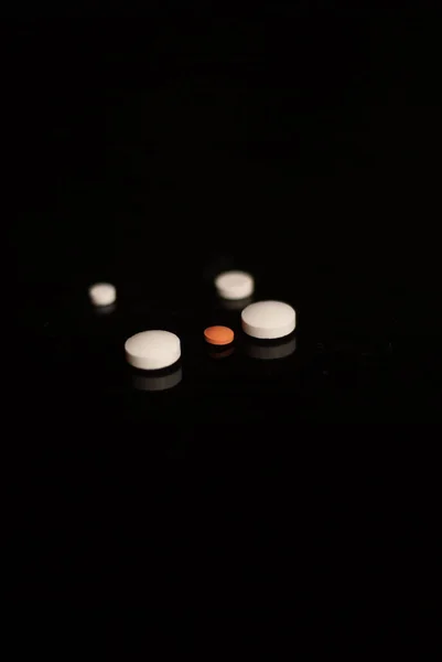 黑色背景的白色药丸 — 图库照片