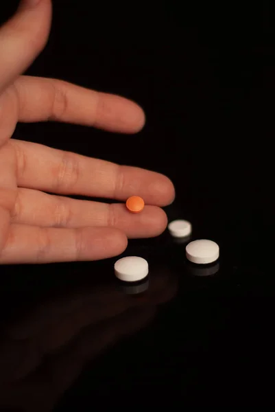 Kezében Egy Fekete Fehér Tabletták Egy Sötét Háttér — Stock Fotó