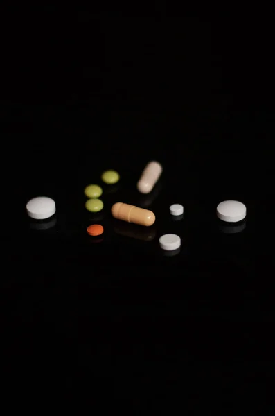 Pilules Dans Verre Sur Fond Noir — Photo