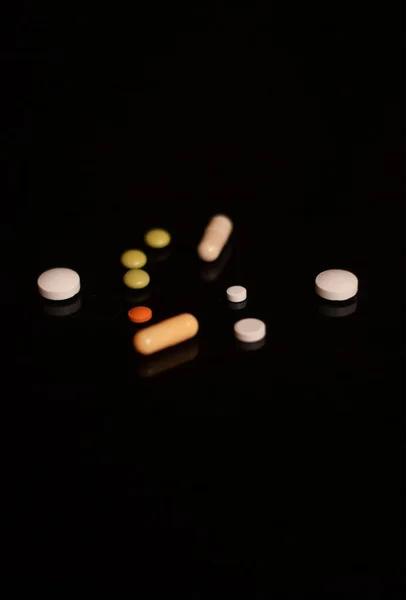 Tabletták Sötét Háttérrel — Stock Fotó