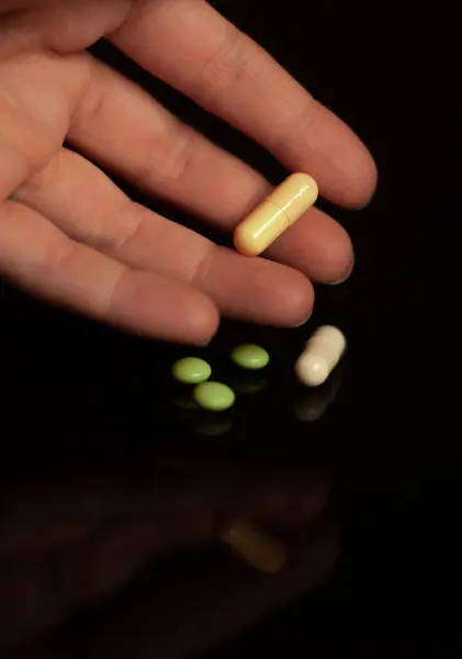 Pillole Mano Uno Sfondo Nero — Foto Stock