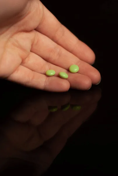 Primo Piano Una Mano Che Tiene Una Pillola Verde — Foto Stock