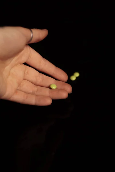 Nahaufnahme Einer Weiblichen Hand Die Eine Pille Mit Schwarzem Hintergrund — Stockfoto
