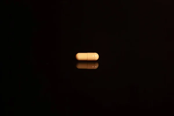 Nahaufnahme Einer Weißen Tablette Auf Schwarzem Hintergrund — Stockfoto